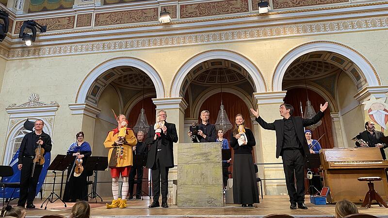 Eine rundum spannende und trotzdem gel&ouml;ste Auff&uuml;hrung von &bdquo;Papageno und die kleine Zauberfl&ouml;te&ldquo; bot das Bayerische Kammerorchester Bad Br&uuml;ckenau (BKO) zusammen mit Puppenspieler Rainer Hipp im K&ouml;nig Ludwig I.-Saal f&uuml;r die (Grund)Schulen des Landkr...