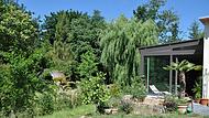 Der parkähnliche Garten sorgt für Idylle.