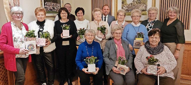 Der Frauenbund ehrte zahlreiche Gr&uuml;ndungsmitglieder mit Blumen und Urkunden.