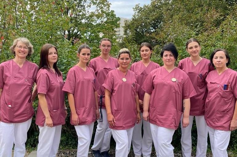 Neun von 14 Mitarbeiterinnen des MVZ Onkologie, die an die &Ouml;ffentlichkeit gehen, weil sie zu niedrig bezahlt werden: Monika B&ouml;hmer, Maxima Willudt, Christina Scheuerich, Antonia Motschmann, Yvonne Schmidt, Eva Oberender, Yvonne Bohnwagner, Sandra ...