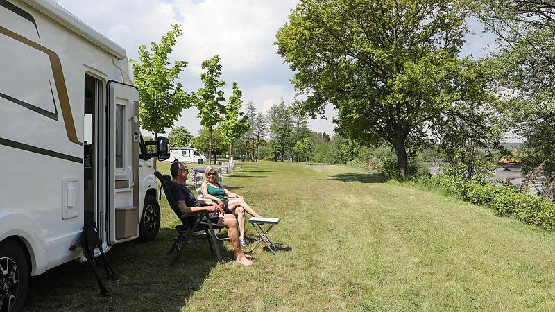 Camper Marianne und Peter Kaufmann genie&szlig;en ihren Urlaub am Wohnmobilhafen Bischberg.