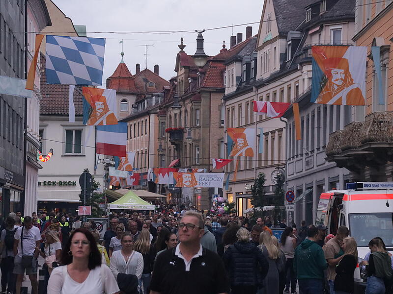Bereits kurz vor Sonnenuntergang war das Fest gut besucht.