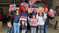 Über 20 Kindersitze vom Rotary Club Bad Kissingen freut sich die Kinderfeuerwehr Hausen. Unser Bild zeigt: (hinten von links) die Kinderwartin Lisa Ullmann, die Kommandanten Christoph Ullmann und Bernd Czelustek sowie Rotary-Club-Präsident Christi...