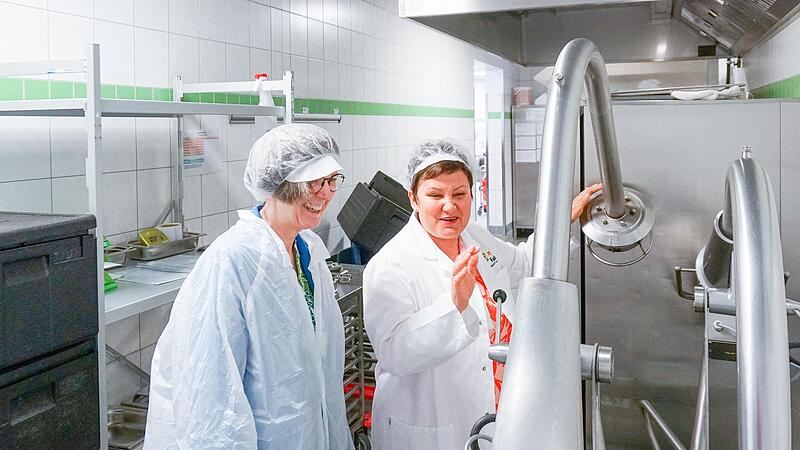 Marina Lofink, Betriebsleitung der Menüfaktur Kulmbach, erläutert Sandra Schuhmann, Vorständin Soziales der Diakonie Bayern, die Abläufe in der Produktion. Beeindruckt zeigte sich Schuhmann vom inklusiven Konzept der Menüfaktur, die täglich rund 3... Marina Lofink, Betriebsleitung der Menüfaktur Kulmbach, erläutert Sandra Schuhmann, Vorständin Soziales der Diakonie Bayern, die Abläufe in der Produktion. Beeindruckt zeigte sich Schuhmann vom inklusiven Konzept der Menüfaktur, die täglich rund 3...