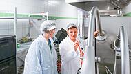 Marina Lofink, Betriebsleitung der Menüfaktur Kulmbach, erläutert Sandra Schuhmann, Vorständin Soziales der Diakonie Bayern, die Abläufe in der Produktion. Beeindruckt zeigte sich Schuhmann vom inklusiven Konzept der Menüfaktur, die täglich rund 3... Marina Lofink, Betriebsleitung der Menüfaktur Kulmbach, erläutert Sandra Schuhmann, Vorständin Soziales der Diakonie Bayern, die Abläufe in der Produktion. Beeindruckt zeigte sich Schuhmann vom inklusiven Konzept der Menüfaktur, die täglich rund 3...