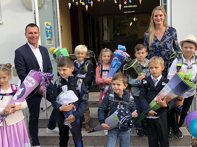 Die Erstklässler der Flexklasse 1/2aF (eigentlich neun Kinder) der Grundschule Burghaig sowie  Schulleiter Matthias Volk und  Klassenlehrerin Eva Schneider2022 Schulanfang