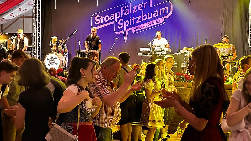 F&uuml;r Stimmung im Festzelt sorgten die &bdquo;Stoapf&auml;lzer Spitzbuam&ldquo;.