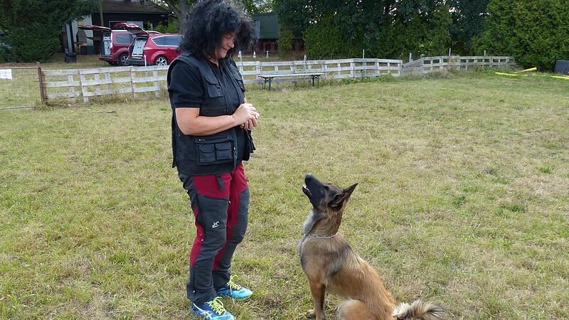 Beate Pohlmann trainiert mit der H&uuml;ndin &bdquo;Peaches&ldquo;.Forchheim & Fr&auml;nkische Schweiz