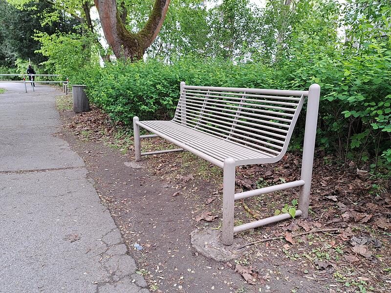 Die Bank am Spielplatz Schillerplatz ist zwar unscheinbar, hat aber Vorz&uuml;ge: Gleich ums Eck ist ein Biergarten und ein Spielplatz.