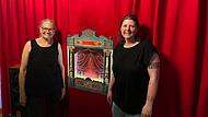 Frieda Lange (l.) und Maria Eichfelder haben große Pläne mit ihrem kleinen Papiertheater.