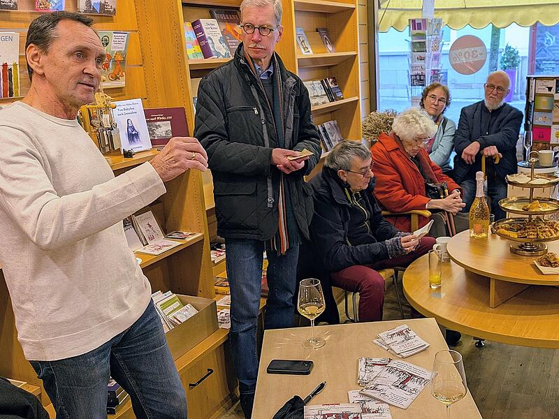 Der Bad Kissinger Autor Matthias Soeder (links) stellte seinen historischen Roman &bdquo;Tinte und Schwert&ldquo; vor.