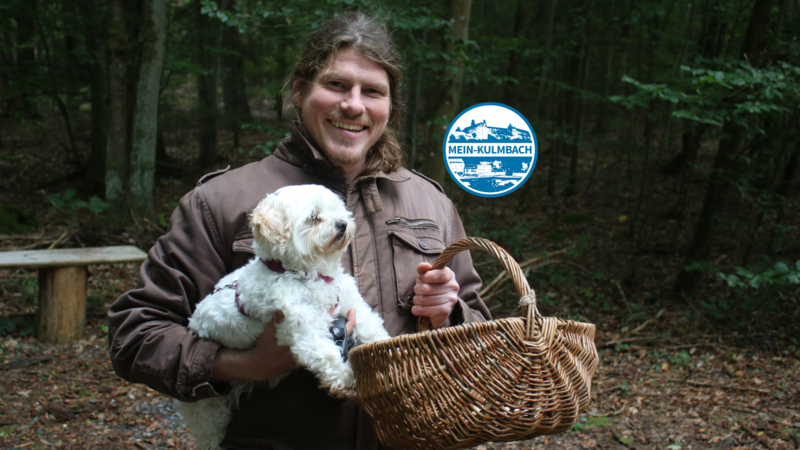 Pilzberater Armin Haas mit seiner Hündin "Bebberle". Pilzberater Armin Haas mit seiner Hündin "Bebberle".