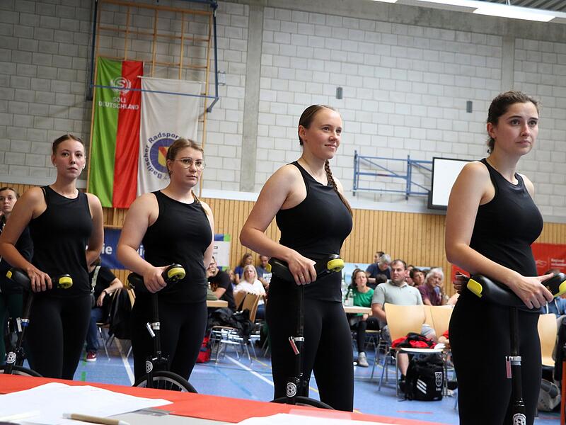 Tina Katholing, Annika Stumpf, Veronika Lurz und Marie Fischer (v.l.) sitzen für den RSV Solidarität Reuth jeweils seit fast 20 Jahren im Sattel.