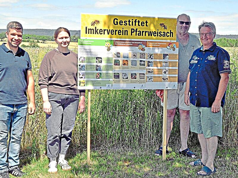 Speziell f&uuml;r Wildbienen hat der Imkerverein Pfarrweisach diese Informationstafel aufgestellt. Dar&uuml;ber freuen sich der Vorsitzende des Imkervereins, Dieter M&uuml;ller, sowie Thomas Schad und Laura Dirauf aus dem Vorstand und B&uuml;rgermeister Lukas Ender. ...