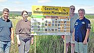 Speziell f&uuml;r Wildbienen hat der Imkerverein Pfarrweisach diese Informationstafel aufgestellt. Dar&uuml;ber freuen sich der Vorsitzende des Imkervereins, Dieter M&uuml;ller, sowie Thomas Schad und Laura Dirauf aus dem Vorstand und B&uuml;rgermeister Lukas Ender. ...
