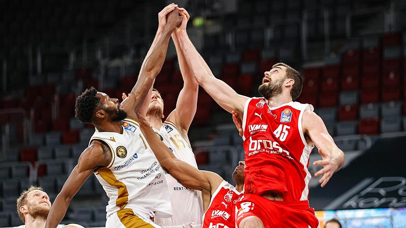 David Kravish  (rechts) beim Kampf um den Rebound mit den  Braunschweigern Martin Peterka (Mitte) und Bazoumana Kone