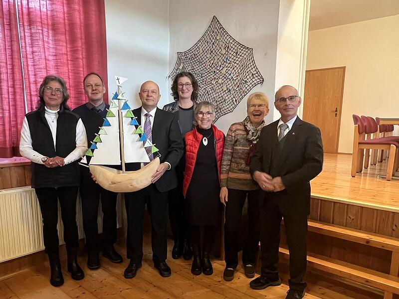 Empfang im Gerodaer Pfarrhaus: Als Prädikant mit dem „Gemeindeschiff Geroda“ in der Hand ist Martin Hentschel für besondere seelsorgliche Aufgaben in der Verkündigung und Sakramentenspendung beauftragt. Glückwünsche überbrachten (v.l.): Lektorin S...