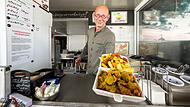 Ein Berliner in Kulmbach. Mitgebracht hat Thorsten Barz Currywurst.
