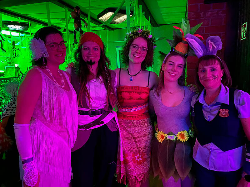 Kreative Kost&uuml;me, tolle T&auml;nze und beste Stimmung &ndash; beim Weiberfasching in Kunreuth war einiges geboten. Die sch&ouml;nsten Bilder von der Faschingssause.