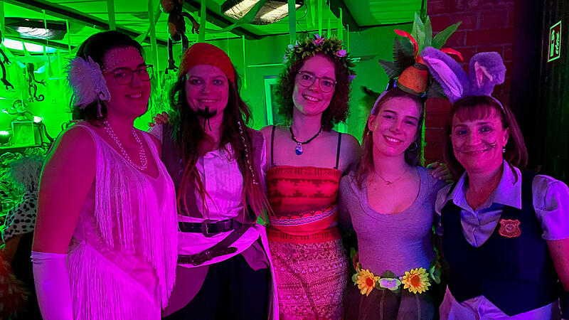 Kreative Kost&uuml;me, tolle T&auml;nze und beste Stimmung &ndash; beim Weiberfasching in Kunreuth war einiges geboten. Die sch&ouml;nsten Bilder von der Faschingssause.