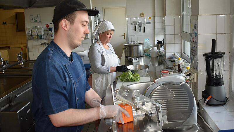 Koch Sven Windisch und Christa Igel arbeiten in der K&uuml;che im Haus Martinsruh.Forchheim & Fr&auml;nkische Schweiz