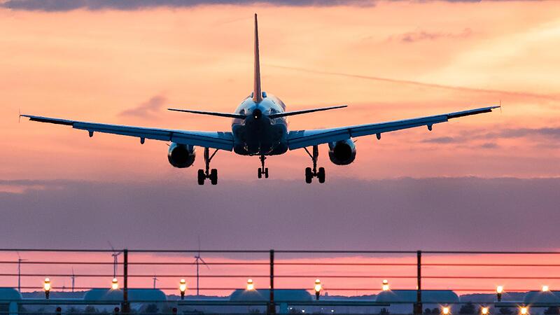 Nach dem Aus von Air Berlin fehlen im Luftverkehr Kapazit&auml;ten. Die Folge: Fliegen wird teurer.