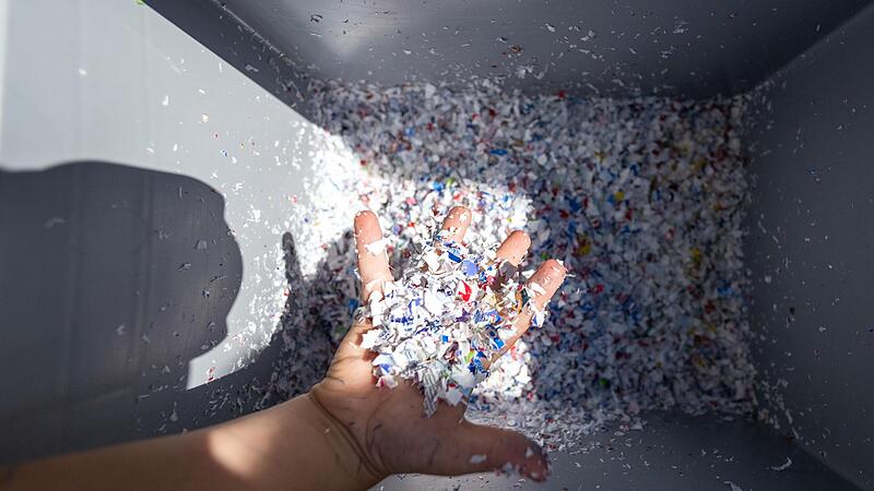 Der erste Schritt des Upcyclings: Die Kinder zerkleinern ihre Joghurtbecher.