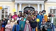 Traditionelles Gruppenfoto vor dem Kulmbacher Rathaus: Die Sternsinger besuchten mit Pfarrer Holger Fiedler (hinten Mitte), Kaplan Martin Varghese (Zweiter v.r.) und Pastoralreferentin Eva Maria Steltenkamp-H&uuml;sser (Zweite v.l.) den Kulmbacher Ober...