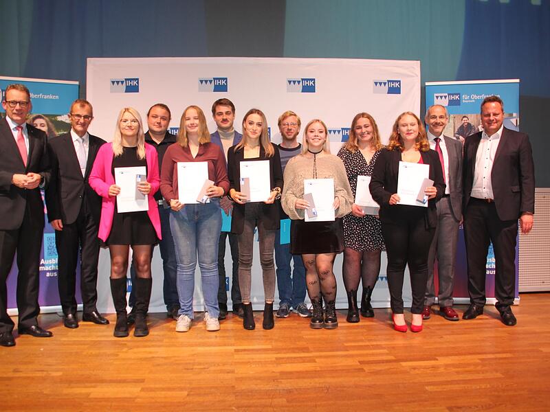 99 Männer und Frau aus dem IHK-Bezirk Kulmbach haben an der Abschlussprüfung teilgenommen. Das Foto zeigt die Prüfungsbesten mit den Offiziellen.