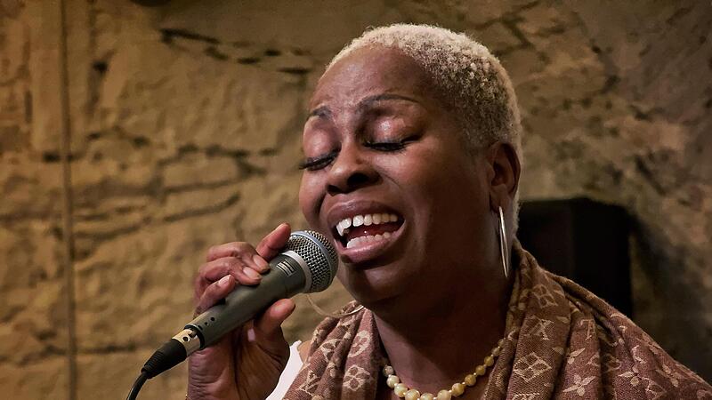 Ginea Adi Wolf machte mit ihrer temperamentvollen Art beim Jazzabend aus jeder Nummer ein Erlebnis. Ginea Adi Wolf machte mit ihrer temperamentvollen Art beim Jazzabend aus jeder Nummer ein Erlebnis.