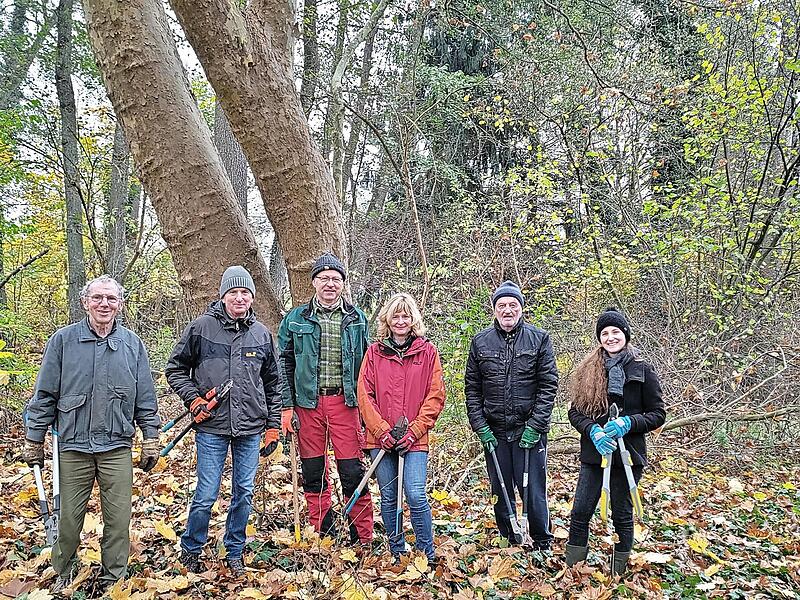 Beim Arbeitseinsatz dabei: BN-Kreisvorsitzender Anton Reinhardt (links) und seine Stellvertreterin Claudia Drenda (rechts).