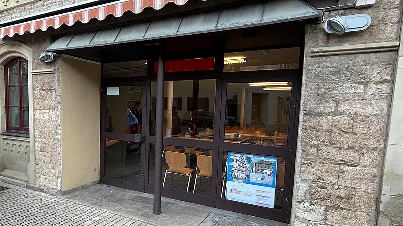 Premiere für den Stadtrat Dettelbach: Erstmals tagte er in öffentlicher Sitzung im "Bachhaus", einem ehemaligen Kaufhaus, das für die Dauer der Rathaussanierung als Übergangsdomizil dienen dürfte. Premiere für den Stadtrat Dettelbach: Erstmals tagte er in öffentlicher Sitzung im "Bachhaus", einem ehemaligen Kaufhaus, das für die Dauer der Rathaussanierung als Übergangsdomizil dienen dürfte.