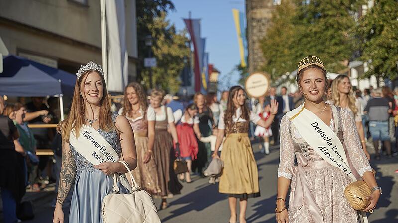 Thermenk&ouml;nigin Vanessa I und Korbstadtk&ouml;nigin Alexandra I. im Festzug.