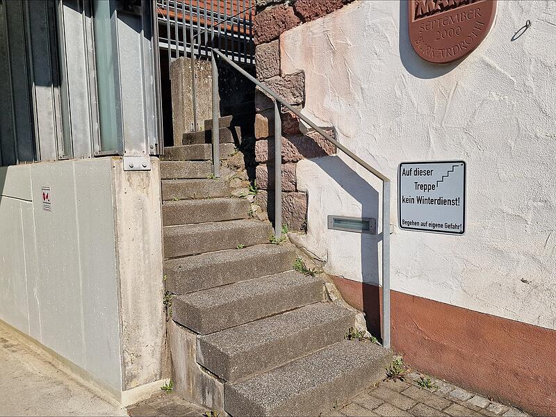 Die Treppe hinter der Parkscheune zum Friedhof war eines der Themen in der Bürgerversammlung. Im Winter wird sie weder geräumt noch gestreut. Die Treppe hinter der Parkscheune zum Friedhof war eines der Themen in der Bürgerversammlung. Im Winter wird sie weder geräumt noch gestreut.