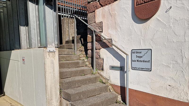 Die Treppe hinter der Parkscheune zum Friedhof war eines der Themen in der B&uuml;rgerversammlung. Im Winter wird sie weder ger&auml;umt noch gestreut.