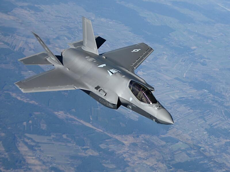 Auf diesem von der U.S. Air Force zur Verfügung gestellten Bild fliegt eine F-35 Lightning II der U.S. Air Force über Polen. Das Kampfflugzeug, das der 34th Fighter Squadron zugeordnet ist, wurde von einem KC-10 Extender Tankflugzeug in der Luft aufgetankt.