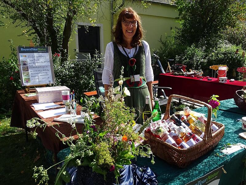 Irene Prell ist Kräuterpädagogin aus Leidenschaft. Am Samstag gibt sie eine Kräuterführung rund um das Neuhauser Schloss.