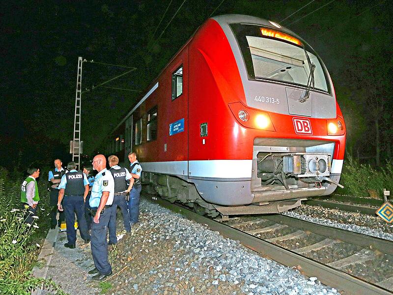 In diesem Regionalzug hatte ein 17-Jähriger Reisende angegriffen. Nach der Attacke wurde der Täter von der Polizei auf der Flucht erschossen. Karl-Josef Hildenbrand, dpa (Archiv) In diesem Regionalzug hatte ein 17-Jähriger Reisende angegriffen. Nach der Attacke wurde der Täter von der Polizei auf der Flucht erschossen. Karl-Josef Hildenbrand, dpa (Archiv)