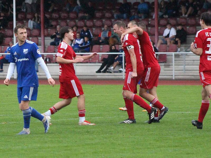 Riesenfreude bei den Coburgern nach dem entscheidenden 2:1. Riesenfreude bei den Coburgern nach dem entscheidenden 2:1.