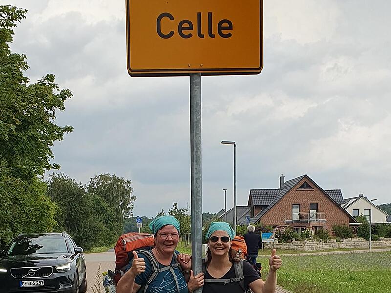 Am Mittwochnachmittag sind die Heidschnucken-Wanderinnen Christine Fischer und Sandra Zeitler am Ziel Celle angekommen – hier das „Beweisfoto“.