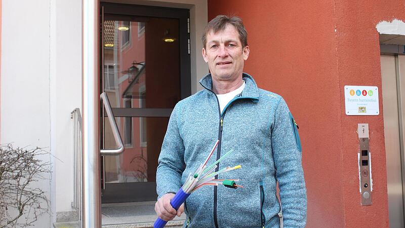 Georg Deuerling vom Bauamt mit einem Leerrohr, wie es bei Stra&szlig;enbauarbeiten im Stadtgebiet Lichtenfels grunds&auml;tzlich mitverlegt wird.