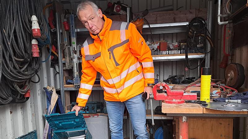 Alles geklaut: Baustellenleiter Eckart Tzschentke zeigt leere Werkzeugkoffer im Material-Container in Burgwindheim.