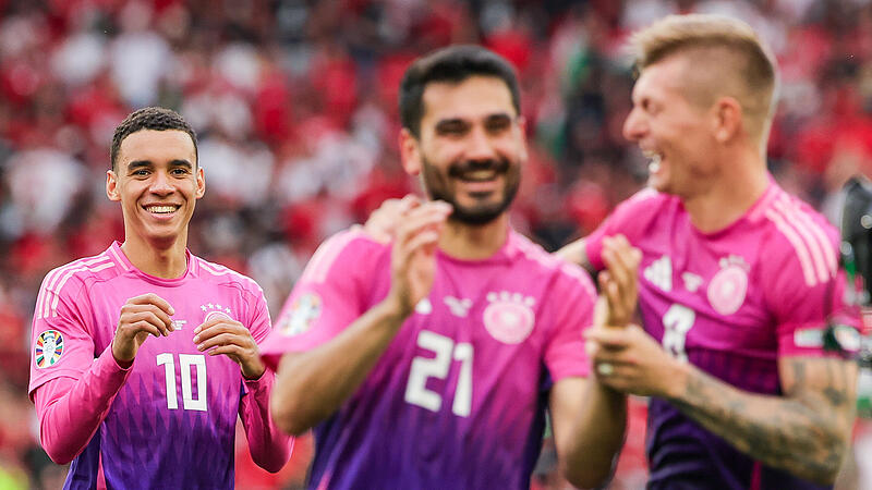Party-Stimmung bei der deutschen Mannschaft um Jamal Musiala, Ilkay Gündogan und Toni Kroos. Party-Stimmung bei der deutschen Mannschaft um Jamal Musiala, Ilkay Gündogan und Toni Kroos.