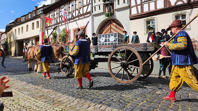 Polizeiposse beim Heimatspiel Dieser Wagen sollte aus dem Verkehr gezogen werden - weil ihm die Rücklichter fehlen.