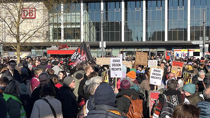 In W&uuml;rzburg haben am Wochenende mehrere Tausend Menschen gegen die gemeinsame Abstimmung der Union mit der AfD demonstriert, erst am Hauptbahnhof, danach bei einem Zug durch die Stadt.