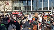 In Würzburg haben am Wochenende mehrere Tausend Menschen gegen die gemeinsame Abstimmung der Union mit der AfD demonstriert, erst am Hauptbahnhof, danach bei einem Zug durch die Stadt.