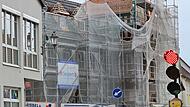 Wohl noch einige Zeit wird die Ampel, die wegen der Sanierung der Xaver-Mayr-Galerie steht, Rotlicht zeigen. Die Fertigstellung des Gebäudes im Hintergrund ist für September 2023 anvisiert.