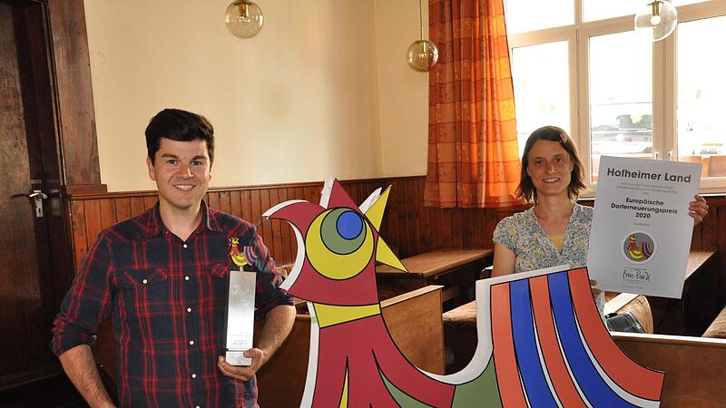 Allianzmanager Philipp Lurz und Integrationsbeauftragte Kerstin Br&uuml;ckner freuen sich &uuml;ber den Gewinn des Europ&auml;ischen Dorferneuerungspreises.