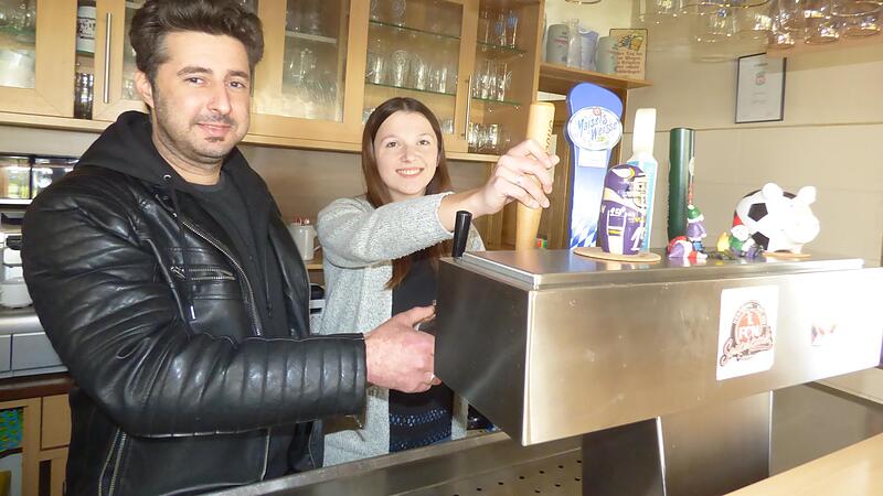 Ioannis und Christina Weichert stehen hinter dem Tresen in ihrem neuen Lokal „Wirtshaus am Gnock“ in Elbersberg.Forchheim & Fränkische Schweiz