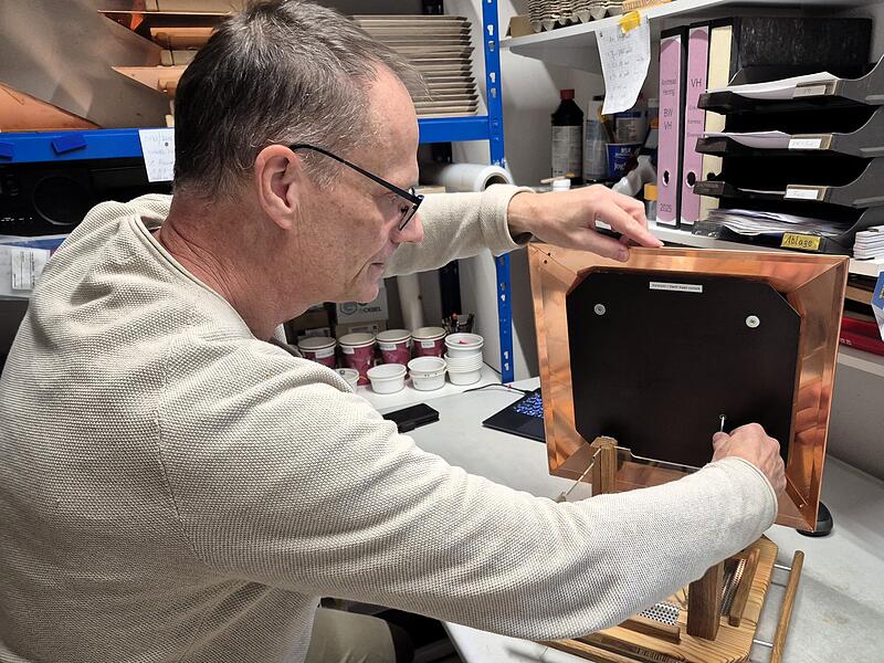 Andreas Hering fertigt Luxus-Vogelfutterhäuschen in Handarbeit.